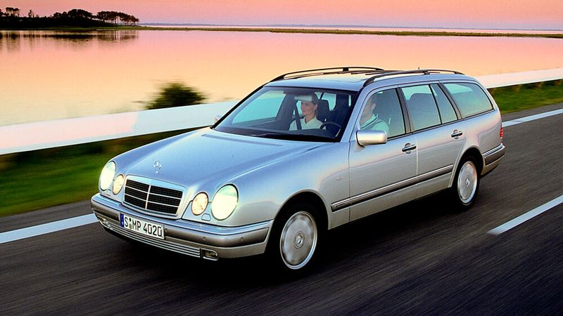 Kombis waren 1996 in allen Klassen angesagt: Das Mercedes E-Klasse T-Modell (S210) konterte im Premiumsegment die Konkurrenten von BMW und Audi. Bis 2002 entstanden  1.653.437 Limousinen und Kombis. Viele davon werden aber den Weg bzw. die Hürde zum Oldtimer nicht erleben, denn anders als alle Vorgänger, war diese Baureihe bereits nach wenigen Jahren von massiven Rostschäden betroffen. (Bild: Mercedes-Benz)