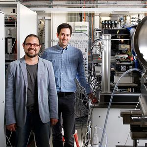 Die PSI-Forscher Mirko Holler (rechts) und Manuel Guizar-Sicairos an der Strahllinie cSAXS an der Synchrotron Lichtquelle Schweiz SLS des Paul Scherrer Instituts. Hier haben sie die dreidimensionale Struktur eines Mikrochips sichtbar gemacht. 