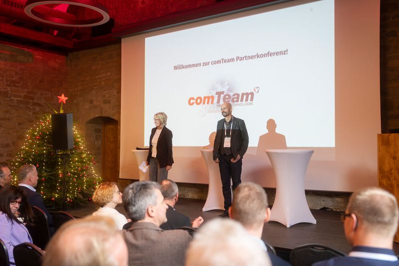 Silvia Habeck und Sven Glatter begrüßen die anwesenden Partner.  (Bild: Jacqueline Trubas)