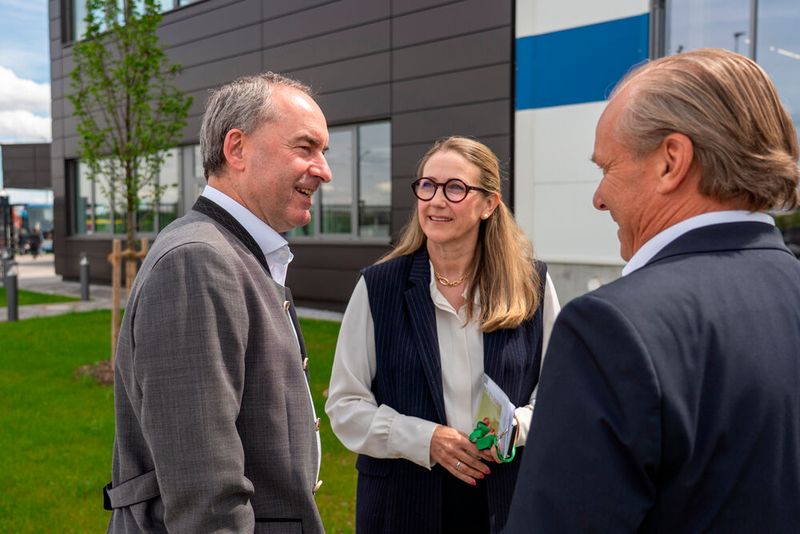 Der symbolische Banddurchschnitt : Arnold Hauk (ehemaliger Leiter Werk 2), Andreas Lorenz (Technischer Service), Sibylle Entwistle (1.Bürgermeisterin Stadt Vilsbiburg), Kersten Christoph Link (CEO), Jörg Lengenfelder (COO/CTO), Stefan Bichlmeier (Leiter Verfahrenstechnik)  (Bild: Flottweg)