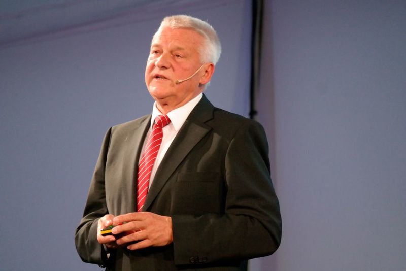 Prof. Dr.-Ing. Jürgen Kletti : „Unser Hauptgeschäft lautet MES. MES hat drei Buchstaben, also brauchen wir auch drei Gebäude, die wir zukünftig M,E und S nennen werden.“ Womit sich die merkwürdigen Kürzel an den Türschildern erklären. (Reinhold Schäfer)
