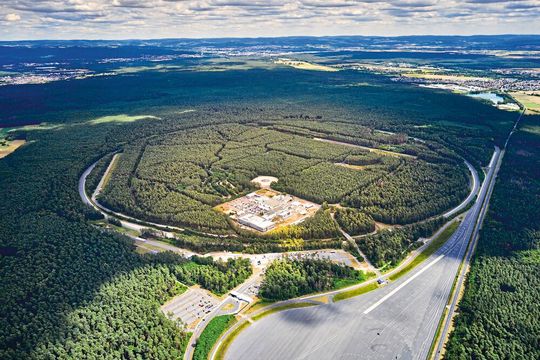 The multifunctional test center in Rodgau-Dudenhofen offers optimal conditions for global vehicle and system testing.