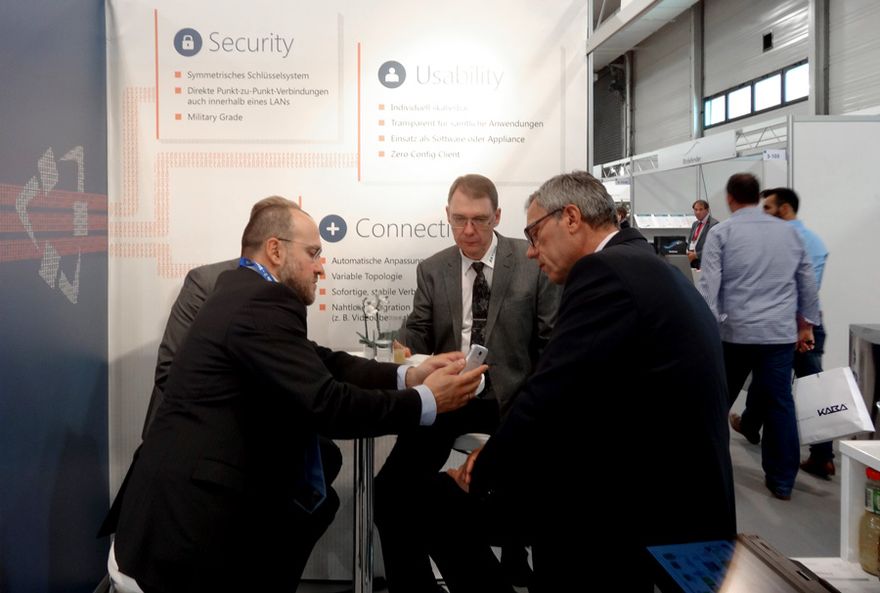 07_SecurityEssen2014_Das_Infotecs_Team_mit_dem_Distributionspartner_BKVideo ()