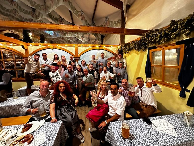 Schnell noch ein Gruppenfoto mit dem Fujitsu Team und seinen Distris. (Bild: Vogel IT-Medien GmbH)