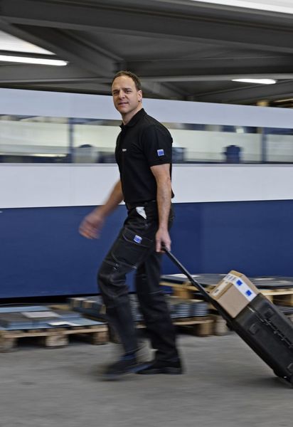 Der Technische Kundendienst von Trumpf Schweiz AG betreut mit 30 Technikern 660 Kunden in der Schweiz und im Fürstentum Liechtenstein. Allein Martin Hess besucht etwa 100 bis 130 Kunden jedes Jahr. (Bild: Trumpf Schweiz AG)