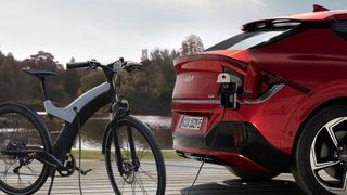 Der EV6 ist bereits mit einer V2L-Funktion mit 220-Volt-Steckdose erhältlich. (Bild: Kia)