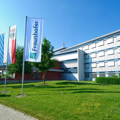 Das Fraunhofer-Institut für Integrierte Schaltungen IIS in Erlangen, eine führende Einrichtung der angewandten Forschung mit weiteren Standorten in Dresden und anderen Städten. Bekannt für die Entwicklung bahnbrechender Standards wie mp3 und AAC, fokussiert sich das Institut auf mikroelektronische Systemlösungen, kognitive Sensorik und Medientechnologien. Es ist das größte Institut innerhalb der Fraunhofer-Gesellschaft. (Bild: Fraunhofer IIS)