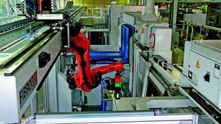 Fertigungslinie mit Gelenkarm-Portalroboter und über 70 m Schutzzaun. Die Sechs-Achs-Kinematik ermöglicht komplexe Bewegungsabläufe mit Nutzlasten bis 60 kg. Bild: Kaeser (Archiv: Vogel Business Media)