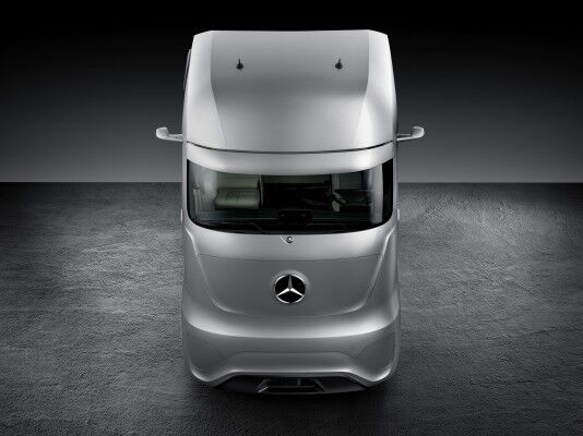 For demonstration drives on the roads, the Future Truck 2025 is still disguised – it is clad in black-and-white adhesive foil to obscure the exterior contours. In the interior, a protective shroud conceals the cockpit from inquisitive glances. (Image source: Mercedes-Benz)