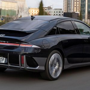 Die Heckpartie dürfte zu heißen Diskussionen zwischen Autofans führen.(Bild:  Hyundai)