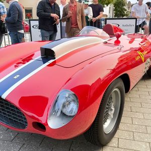 Rund 11,76 Millionen Euro erzielte dieser Ferrari 410 Sport Spider aus dem Jahr 1955. Er war das letzte Modell der Sportwagenlinie mit Lampredi-V12-Motor. Gerade einmal vier Exemplare wurden gebaut, davon drei Spider und ein Berlinetta.(Bild:  classic analytics)