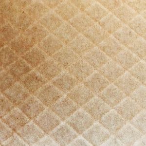 Ganz neu ist das Hotmelt-Sackverschluss-Tape HS6060, sagt Schümann. Wie man hier gut sieht, hat es eine geometrisch einheitlich verteilte Faserverstärkung. Das verleiht dem mehrlagig aufgebauten Neuling eine hohe Reißfestigkeit. Zusätzlich gibt es einen heiß versiegelbaren Verschlussstreifen.(Bild:  Schümann)