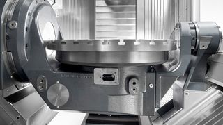 Die HF ist eine neue Maschinenreihe, die hohe Produktivität und universellen Einsatz bei mittleren und höheren Losgrößen ermöglicht. Die Fünf-Achs-Bearbeitungszentren HF 3500 und HF 5500 reduzieren durch die 5. Achse im Werkstück deutlich die Nebenzeiten. Zielgruppen für dieses neue Maschinenkonzept liegen vor allem in der Automobilindustrie, deren Zulieferer und im allgemeinen Maschinenbau. (Heller)