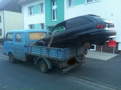 Die Ladung ist zu sehen, aber die Sicherung erscheint sehr dürftig.  Bild: POL-HR/obs (Archiv: Vogel Business Media)