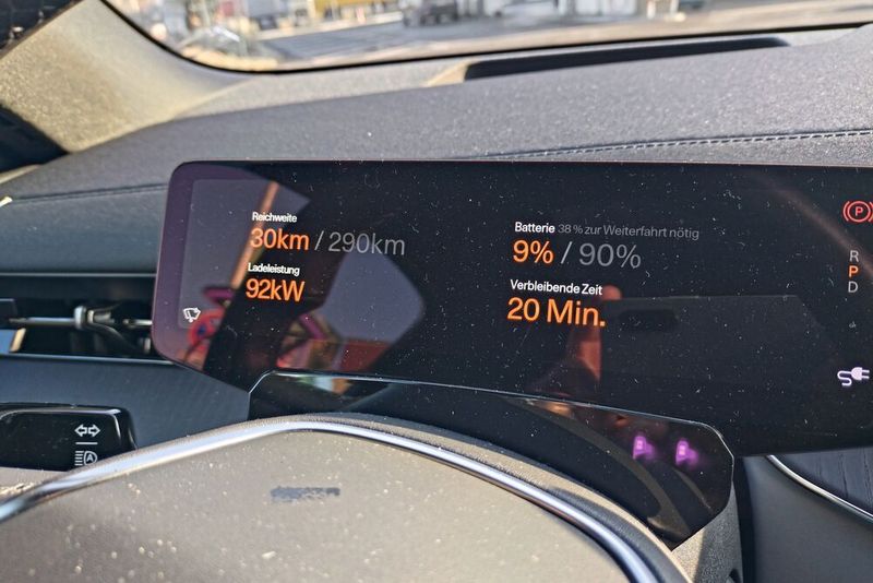 7. Winterladen als Geduldsprobe Die versprochenen 250 kW Ladeleistung bleiben bei Minusgraden Theorie. Bei minus sechs Grad und sieben Prozent Akkustand erreichte der Polestar 3 gerade einmal 80 kW. Bei minus fünf Grad und 20 Prozent waren es 100 kW – deutlich weniger als erhofft. Trotz geplanter Ladestopps und damit theoretisch konditioniertem Akku. (Bild: Sven Prawitz/Vogel Communications Group)