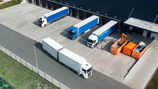 Lkw-Fahrer, die das Werksgelände von Myleo/dsc anrollen, können sich jetzt bequem zurücklehnen. Denn statt für den sogenannten Yard-Prozess auszusteigen, klappen alle Prozessschritte jetzt auch digital und kontaktlos. Hier die weitere Erklärung ...(Bild:  Myleo/dsc)