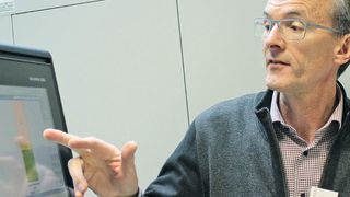 Weiss-Produktmanager Jürgen Müller baut im Rahmen eines im April 2017 veranstalteten Presse-Praxistags in Maroldsweisach via Internet die Verbindung zu einer Werkzeugmaschine auf. Diese ist mit SMI24 ausgestattet und steht bei Siemens im Technology and application centre, kurz TAC, in Erlangen. (Weiss Spindeltechnologie)