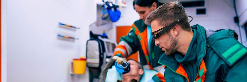 Das Arbeiten mit AR-Lösungen ist im Gesundheitssektor teilweise schon heute Realität.(Copyright (c) 2021 My Ocean Production/Shutterstock. No use without permission.)