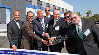 Nahmen an der Eröffnung des Forschungs- und Entwicklungszentrums teil: (von links) David Geanacopoulos (Vorstandsmitglied, Volkswagen Gruppe Amerika), Thomas Holden (Oxnard Buergermeister), Wolfgang Hatz (Porsche Vorstand und Leiter Konzern Aggregate-Entwicklung Volkswagen AG), Richard Preuss (Leiter Aggregate-Zulassung, Volkswagen AG), Matthias Barke (Leiter des Test Centers California, Volkswagen Gruppe Amerika), Investor Bernhard Huberman, Dr. Bernd Fischer (Deutscher Generalkonsul) (Volkswagen)