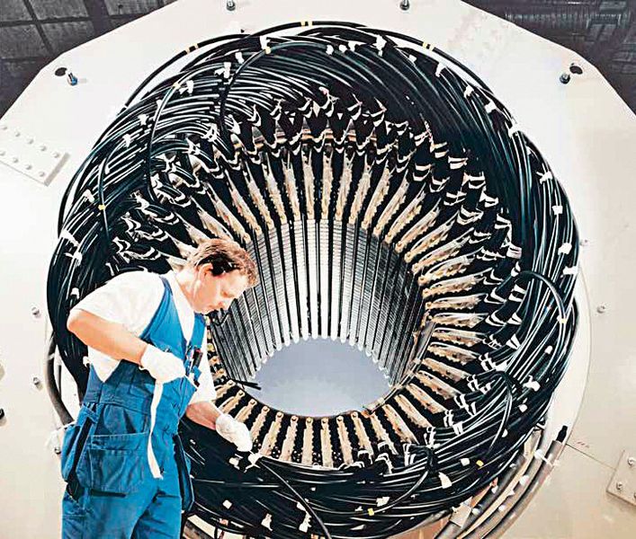 1998: Beim Motorformer, einem Hochspannungssynchronmotor, besteht die Statorwicklung aus einem Hochspannungskabel, was Maschinenspannungen von 50 bis 200 kV ermöglicht. (Bild: ABB)