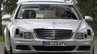 S-Klasse-Prototyp mit Magic Body Control: Die Frontpartie trägt noch eine Versuchsanordnung mit Laseroptik. (Archiv: Vogel Business Media)