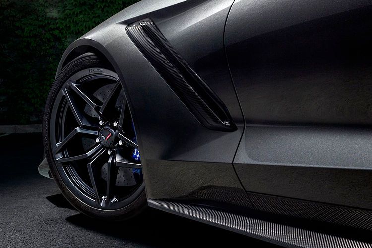 ...und einer Semi-Slick-Bereifung zu haben.  (Bild: Chevrolet)