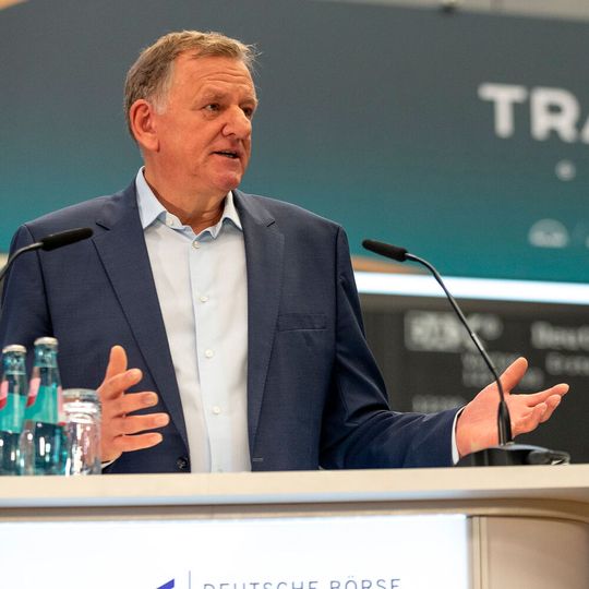 „In der aktuellen Krise kommt der Nutzfahrzeugindustrie bei der Versorgung der Bevölkerung mit Lebensmitteln und Medikamenten eine bedeutende Rolle zu“, sagt Traton-Chef Andreas Renschler.(Bild:  Traton)