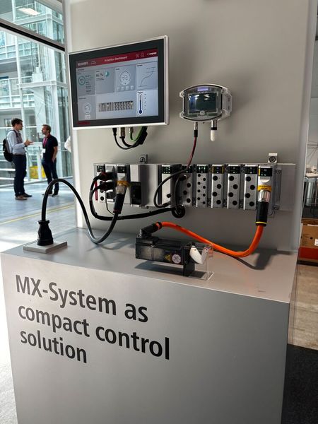 Schaltschranklose Automatisierung mit Beckhoff: Das «MX-System» von Beckhoff ermöglicht erstmals vollständig schaltschranklose Automatisierungslösungen im Maschinen- und Anlagenbau. Das modulare Baukastensystem aus MX-System-Baseplate und Funktionsmodulen vereint alle Aufgaben eines klassischen Schaltschranks – von der Energieverteilung bis zur Ansteuerung von Motoren und Aktuatoren – frei konfigurierbar über IPC-, Koppler-, I/O-, Drive-, Relais- und System-Module. (Bild: Jeremy Streiff)