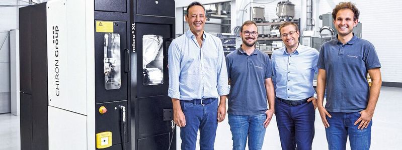 Dieter Völkle (Vertrieb, Beckhoff Niederlassung Balingen) mit Tobias Widinger, Systemingenieur Micro5 XL, Senior Product Manager Michael Wurster und Entwicklungsingenieur Jan Steppacher (alle Chiron Group SE) vor der 5-Achs-CNC. (v.l.n.r.)(Bild:  Beckhoff)