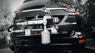 Die Messung der echten Emissionen von Pkw ist noch selten – und laut dem EU-Rechnungshof werden Genehmigungsverfahren generell zu lasch durchgeführt. (Bild: DUH)