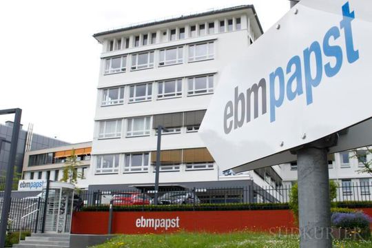 Das ist der Standort von Ebm-Papst in St. Georgen. Dort werden unter anderem „intelligente“ Antriebe für fahrerlose Transportsysteme gefertigt. Jetzt will der Siemens-Konzern diese Sparte komplett aufkaufen, wie heute bekannt wurde. Lesen Sie hier, warum Siemens das vorhat ...(Bild:  Ebm-Papst)