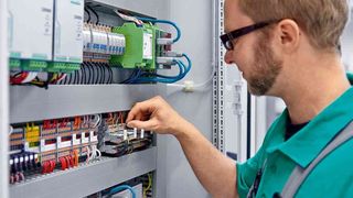 Ein durchgängiges Engineering trägt dazu bei, dass sich der Schaltschrankbau effizienter gestaltet. (Bild: Phoenix Contact)