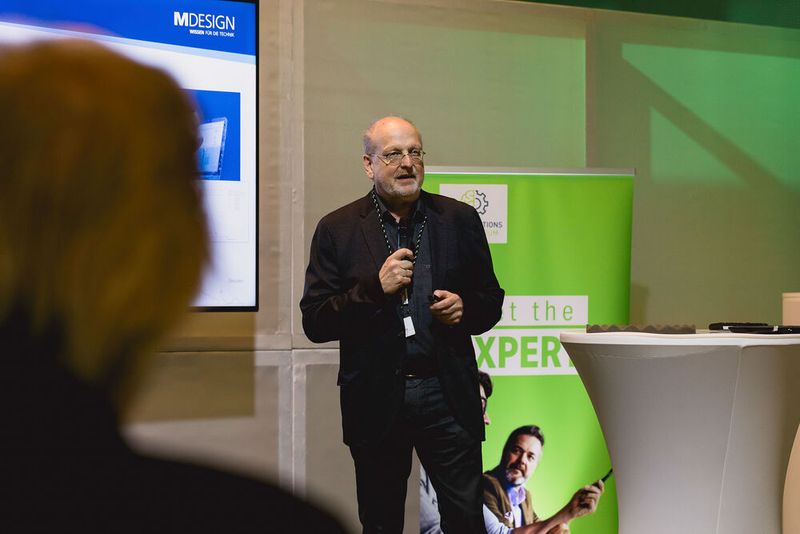 Reinhard Blömer von Mdesign stellt hier die Vorteile seiner digitalen Assistenten für die sichere Berechnung von Maschinenelementen vor.  (Bild: Stefan Bausewein/VCG)