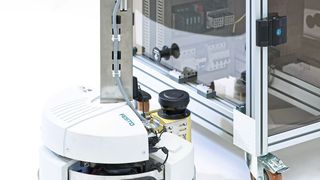 Zum Gesamtsystem FTS gehören neben den Fahrzeugen selbst auch Datenschnittstellen, die Positionserfassung, die Leitsteuerung und Ladestationen. (Smart Factory)