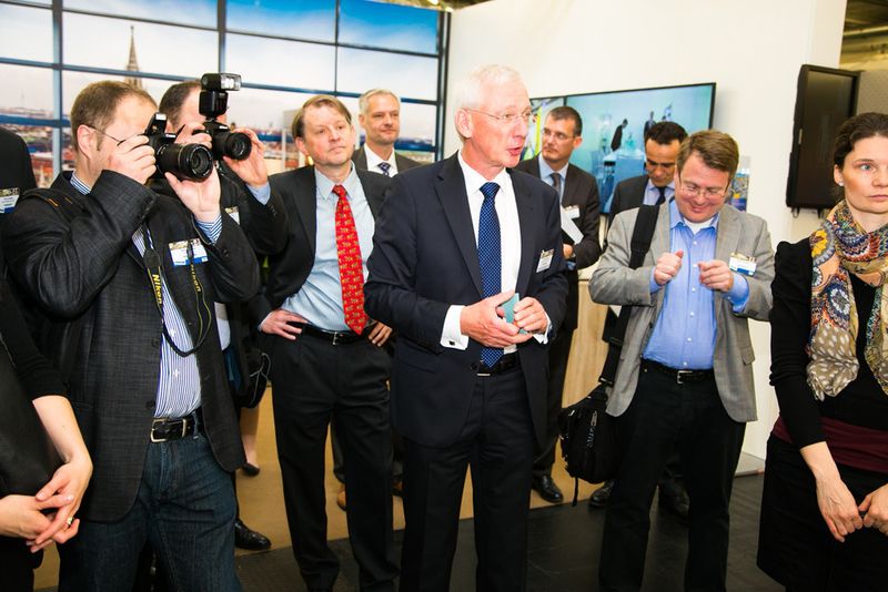 Klaus Donath erläuterte den Journalisten die Highlights der Ausstellung, darunter die „Digital City“, die diesesmal integriert wurde – im Vorjahr war sie noch in einem anderen Stockwerk angesiedelt. (Bild: Ingram Micro / johannes.mueller@mac.com)