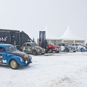 Coole Käfer-Phalanx mit weiteren Klassikern: Selbstredend sorgen gerade Hecktriebler auf einer Eisstrecke für entsprechend spektakuläre Auftritte.(Bild:  Matthias Knödler)