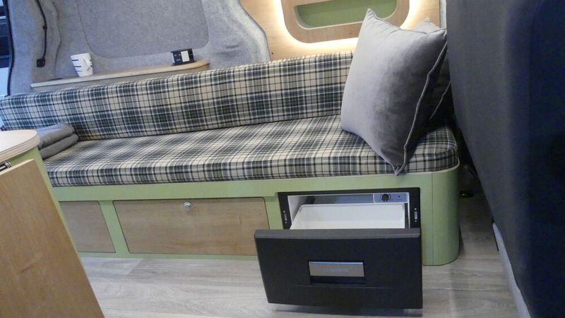Eine der Schubladen im Bankunterbau beherbergt eine 20-Liter-Kompressor-Kühlbox, die anderen beiden dienen als Stauraum. (Bild: Michael Lennartz/sp-x)