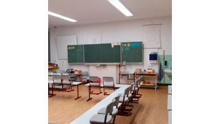 Das Klassenzimmer der Grundschule wurde mit sonnenlichtähnlichen LEDs ausgerüstet. Schüler und Lehrer sollen nicht nur bei ausreichend Licht besser lernen können, sondern sich auch wohl fühlen. (Bild: euroLighting)