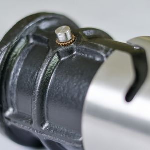 Dieses Bauteil mit Gewinde-Insert und Bajonettverschluss wurde am Fraunhofer IWU durch das Innenhochdruck-Umformen (IHU) hergestellt.(Bild:  Fraunhofer IWU)
