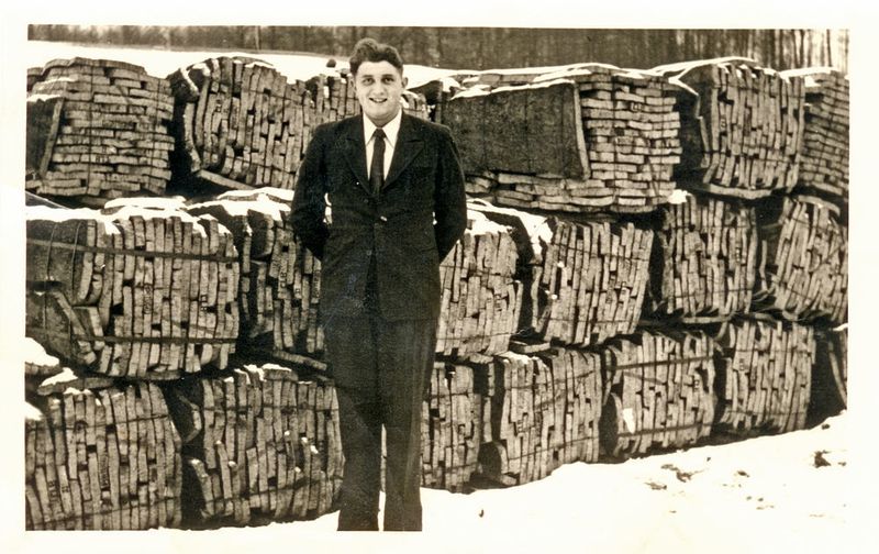 Josef Pöppelmann (Bild) funktioniert 1949 mit seinem Bruder Hubert einen Hühnerstall zur „Korkenfabrik Gebrüder Pöppelmann“ um. (Pöppelmann)