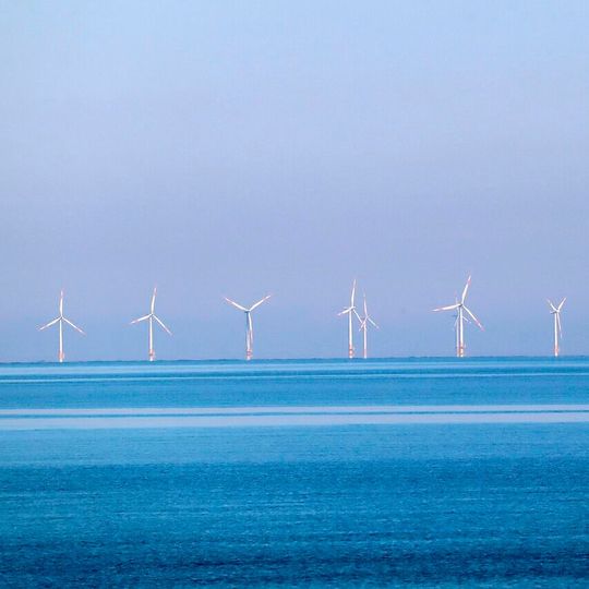 Die Produktion von Wasserstoff in der Nähe von Offshore-Windkraftanlagen verringert Energieverluste und senkt Investitionskosten für lange Stromleitungen.(Bild:  frei lizenziert /  Pixabay)
