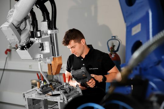 In Schweißlaboren und Customer Centern prüft SKS Anwendungen direkt an der Anlage und stellt schnellen Service vor Ort sicher.(Bild:  SKS Welding Systems)