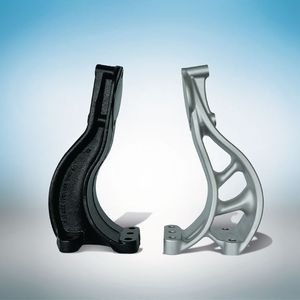Additive Fertigungsverfahren können Leichtbauvorhaben quasi „massiv“ unterstützen, wie der vergleich des herkömmlich gegossenen und offensichtlich schwereren Bauteils links mit dem werkstoffparend skelettierten Leichtbau-Pendant bereits optisch belegt.