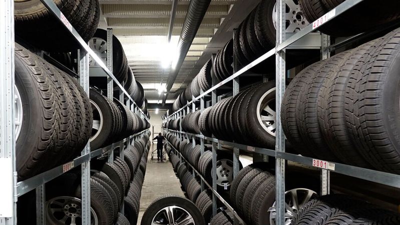 Das Bundeskartellamt verfolgt derzeit Verstöße gegen die Preissetzungsfreiheit im Reifenmarkt.(Bild:  Rosenow/»kfz-betrieb«)