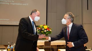Oberbürgermeister Frank Nopper (r.) gratuliert dem neu gewählten Leiter des Amts für Digitalisierung, Organisation und IT, Thomas Bönig (Leif Piechowski/Landeshauptstadt Stuttgart)