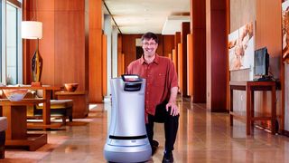 IERA-Preisträger 2017: Roboter "Relay" und Steve Cousins, CEO von Savioke. "Relay" ist weltweit der erste vollautonom arbeitende Liefer-Roboter, der in einer belebten Umgebung sicher navigiert.  (Savioke)