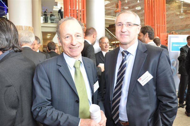 von links: Dr. Thomas Scheuring, Leiter der Abteilung Ausstellungskongresse bei der Dechema, im Gespräch mit Gerd Kielburger, Publisher von PROCESS (Archiv: Vogel Business Media)