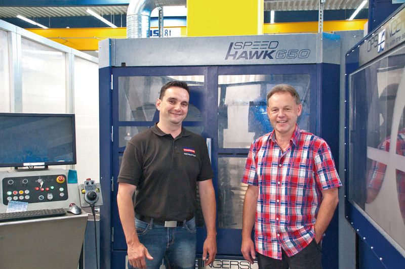 Jürgen Vierling, Fertigungsleiter Werkzeugbau (rechts) und Jörg Hecker von MMC Hitachi Tool vor der Fünf-achsigen OPS Speed Hawk 650, auf der ein großer Teil der Tests gefahren wurde. (MMC Hitachi Tool)