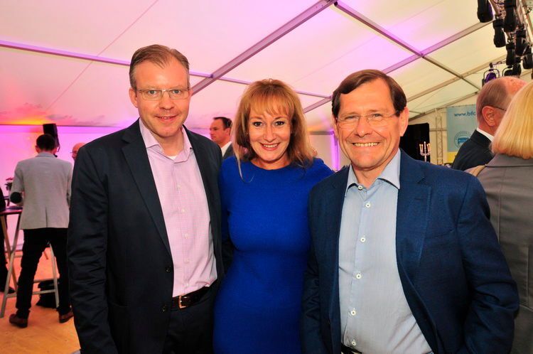 Beim Branchenabend gern dabei: (v. li.) Florian Fischer (Vogel Business Media), Sylvia Gerl (BFC) und Axel Berger (CG Car-Garantie Versicherungs-AG). (Zietz/»kfz-betrieb«)