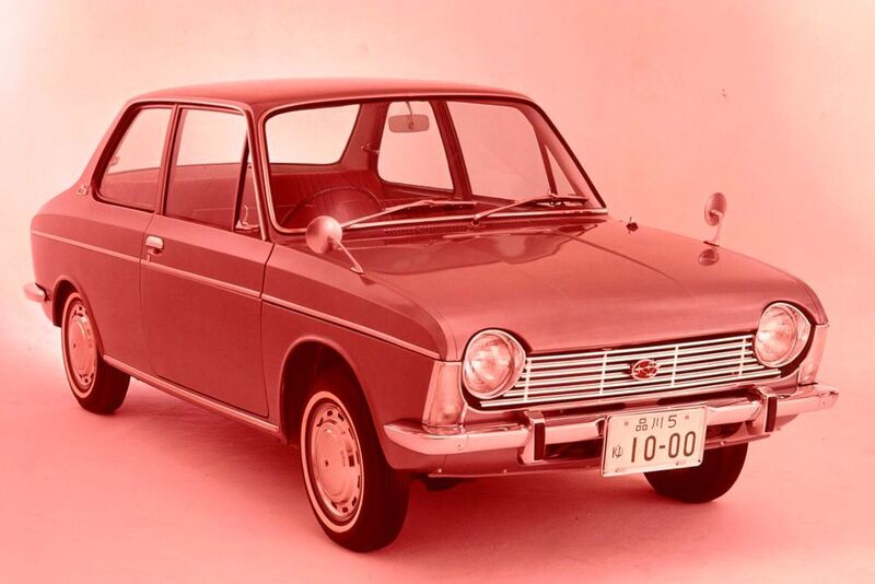 Der Subaru 1000 FWD. Die kompakte Limousine startete 1966 mit dem ersten eigenen Antrieb von Subaru, einem 1,0-l-Vierzylinder-Boxermotor mit 40 kW/55 PS. Die Motorbauweise ist heute bei Subaru so markentypisch wie der Allradantrieb seit 1972. (Subaru)